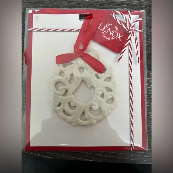 New Lenox Christmas Wreath - Picture 1 of 2